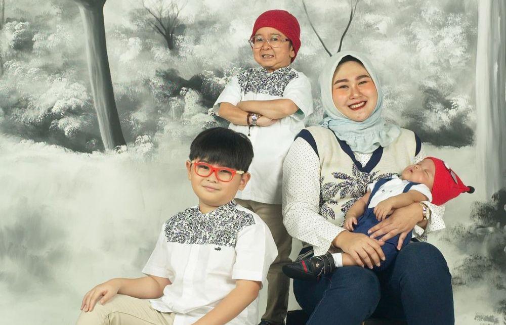 Jadi Ayah Dua Anak, 10 Photoshoot Keluarga Daus Mini yang Kompak Pol