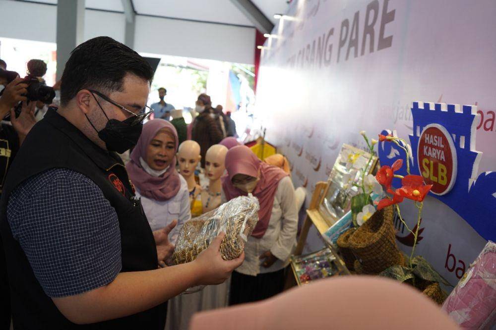 Bupati Kediri melihat produk UMKM. (Dok. Pemkab Kediri)