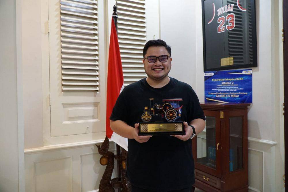 Bupati Kediri Hanindhito Himawan Pramono menunjukkan piagam penghargaan sebagai juara dua kategori pemerintah kabupaten atas kinerja pemerintah daerah bidang kebinamargaan dalam penyelenggaraan jalan yang diraih Kediri.  (Dok. Kediri)