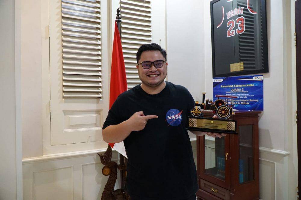 Bupati Kediri Hanindhito Himawan Pramono menunjukkan piagam penghargaan sebagai juara dua kategori pemerintah kabupaten atas kinerja pemerintah daerah bidang kebinamargaan dalam penyelenggaraan jalan yang diraih Kediri.  (Dok. Kediri)