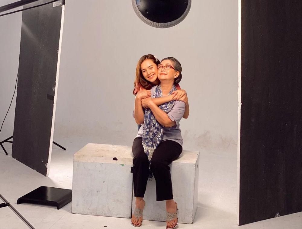 potret akrab Beby Tsabina dan Widyawati bintangi film Eyang Ti (dok. Falcon Pictures/Eyang Ti)