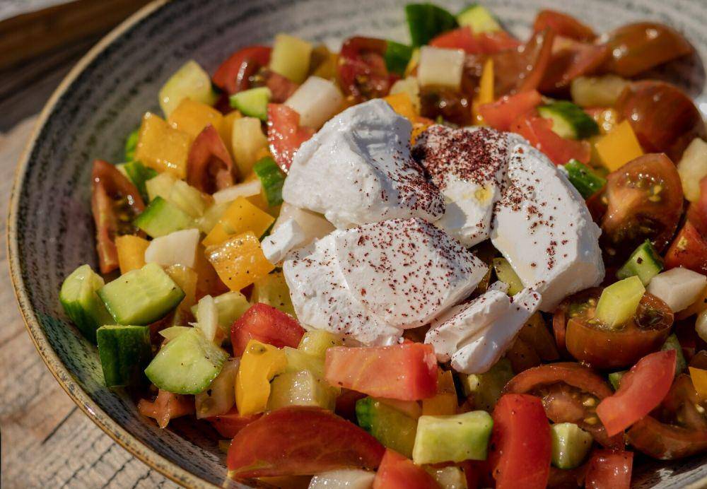 ilustrasi tomat mozarella salad (pexels.com/Ofir Eliav)