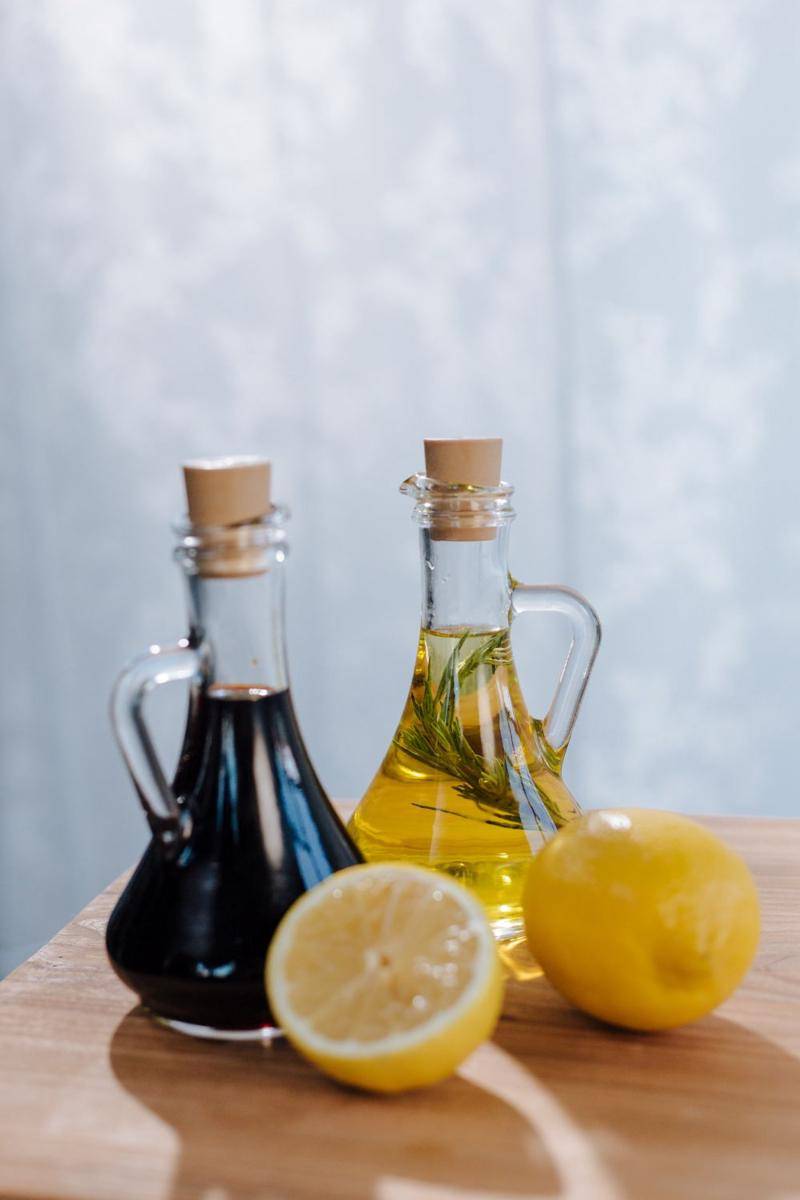 ilustrasi minyak kelapa dan lemon (pexels.com/Ron Lach)