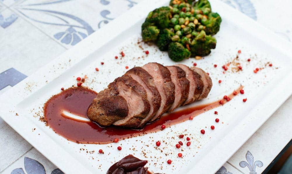 ilustrasi mango habanero steak (pexels.com/Valeria Boltneva)