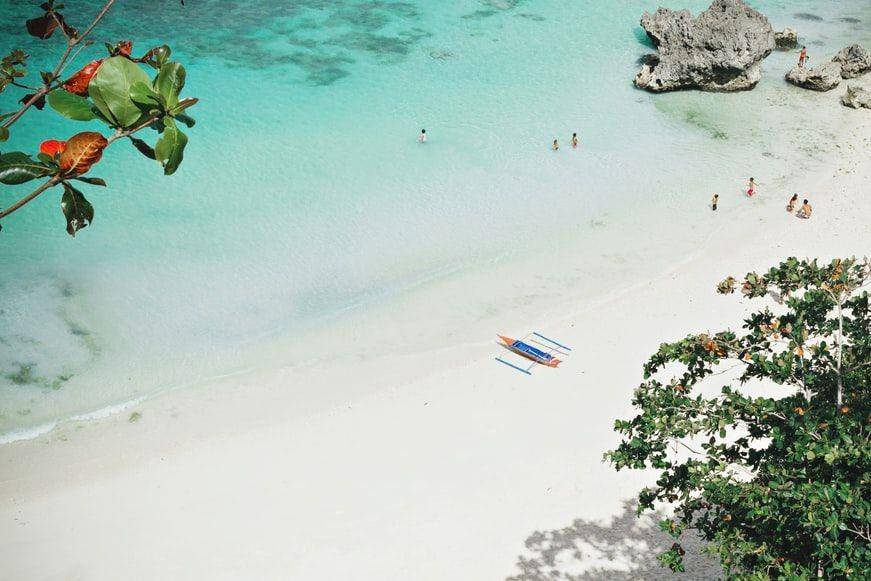 Boracay, Filipina (unsplash.com/Hector Periquin)