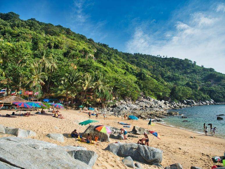 Phuket, Thailand (unsplash.com/Arkady Lukashov)