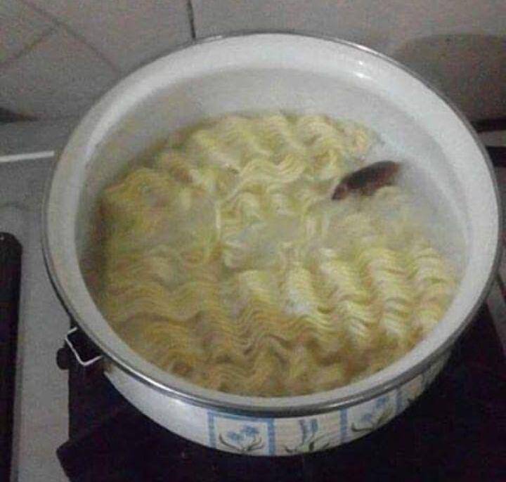 momen apes saat makan mi (instagram.com/sukijan.id)
