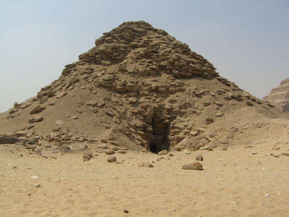 piramida Userkaf (commons.wikimedia.org/Neithsabes)