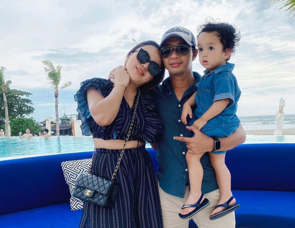 9 Potret Harmonis Keluarga Anggita Sari, Nikmati Momen Orangtua Baru
