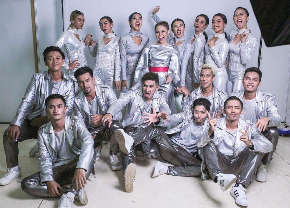 9 Potret Kebersamaan Rossa Bersama Back Dancer, Kompak Banget!