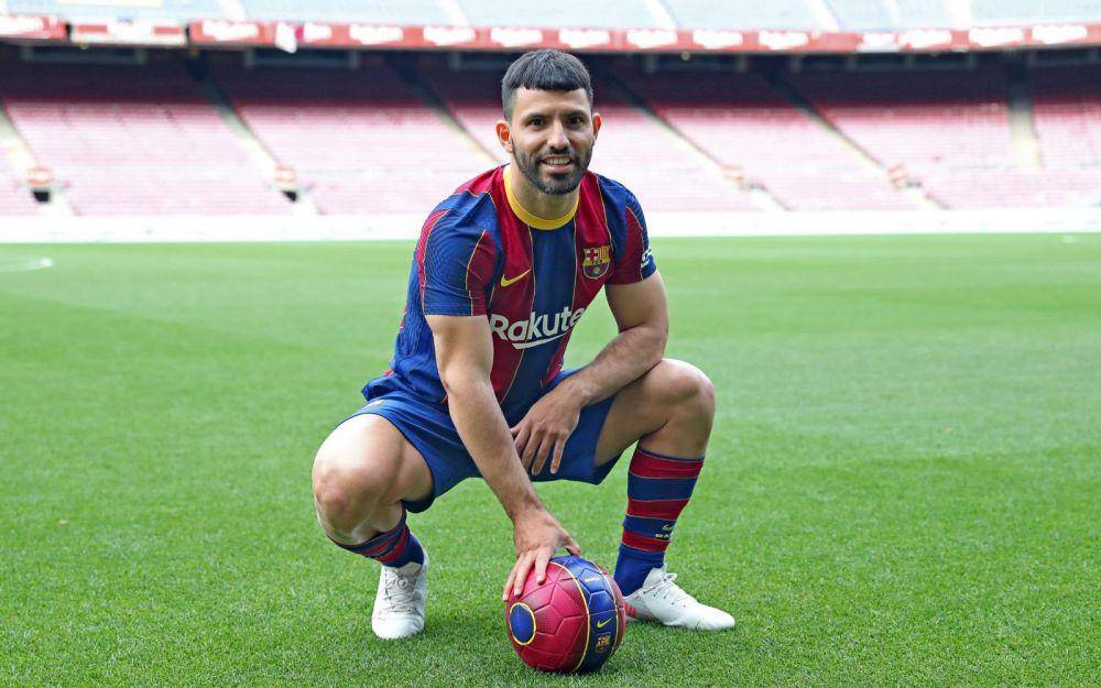 Sergio Aguero berpose dengan mengenakan seragam Barcelona. (twitter.com/aguerosergiokun)