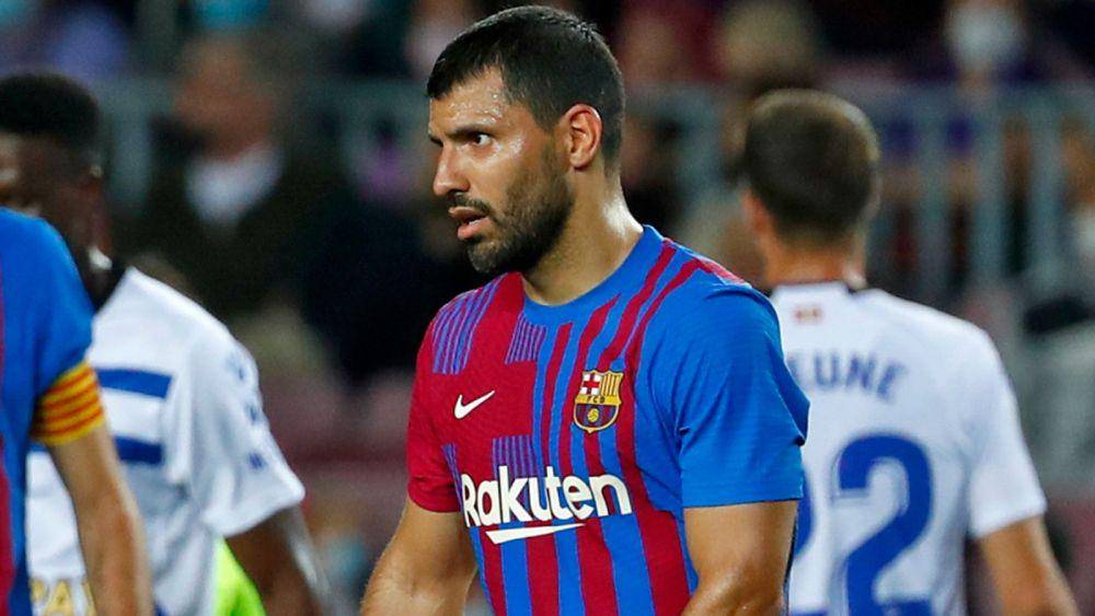 Sergio Aguero kala membela Barcelona di LaLiga 2021/2022. (skysports.com)