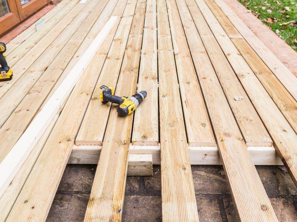ilustrasi decking kayu (thespruce.com)