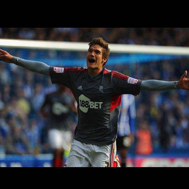 Marcos Alonso membela Bolton Wanderers pada 2010—2013. (instagram.com/marcosalonso28)