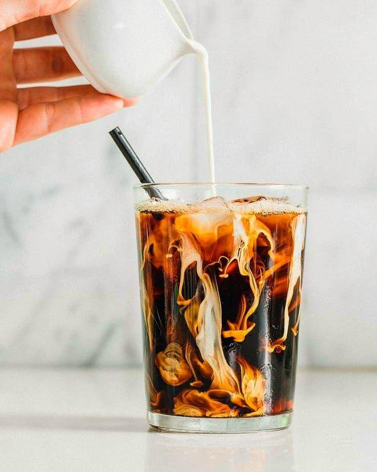 es kopi susu gula aren (instagram.com/thecoffeelifestyle)