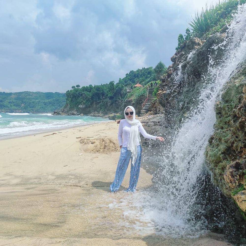 Pantai Pacar (instagram.com/indry_p.sari)