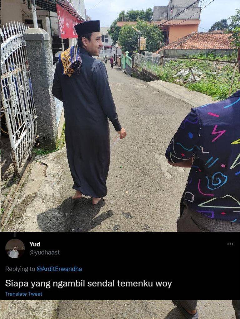cerita kehilangan sandal (twitter.com/yudhaast)