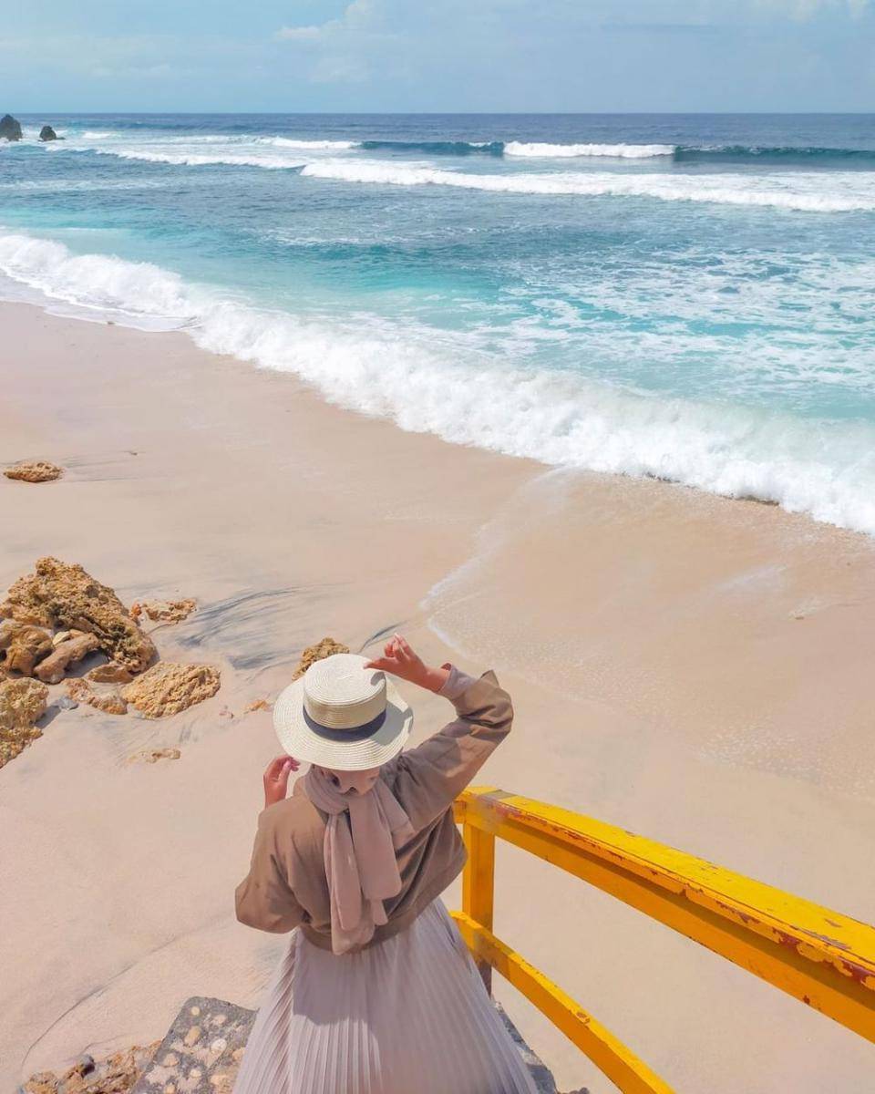 Pantai Pacar (instagram.com/hanifaptrrr_)