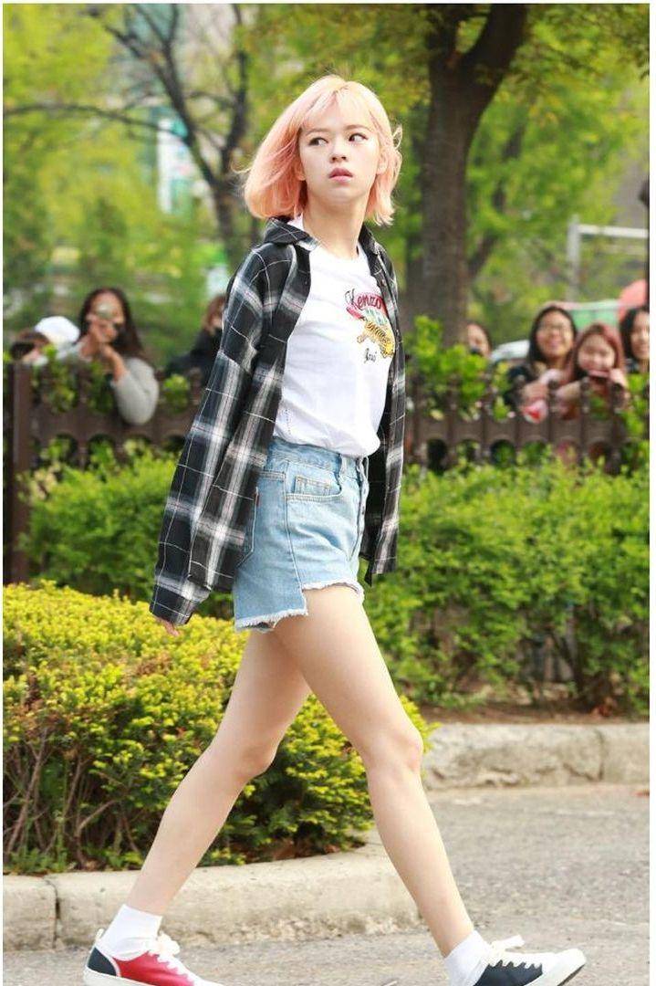 outfit jeans Jeongyeon Twice (instagram.com/twiceoutfitholic)