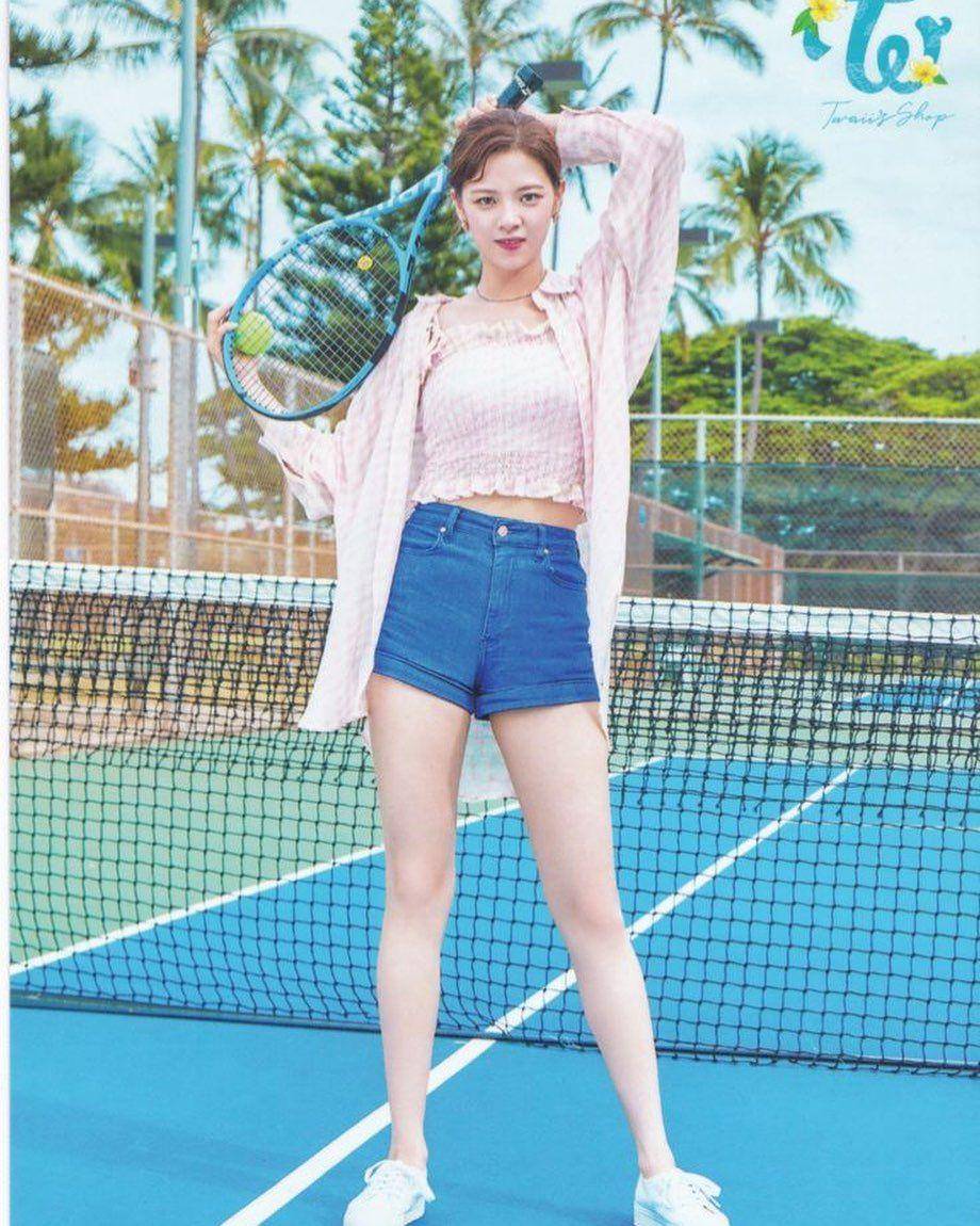 outfit jeans Jeongyeon Twice (instagram.com/twiceoutfitholic)