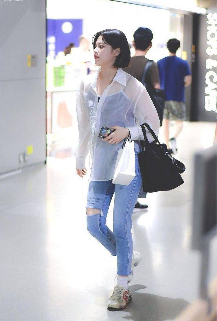 outfit jeans Jeongyeon Twice (instagram.com/twicestylechic)