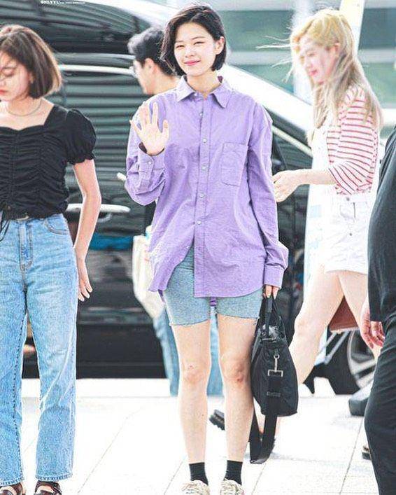 outfit jeans Jeongyeon Twice (instagram.com/twiceoutfitholic)
