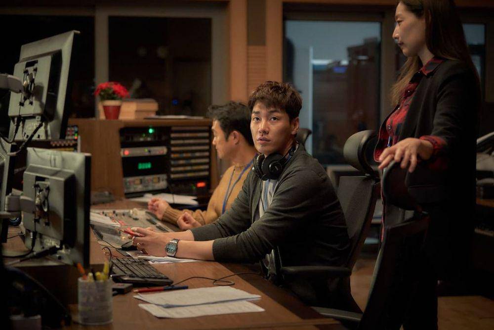 potret karakter Kim Young Kwang dalam film Korea A-Year End Medley (instagram.com/cjenmmovie)