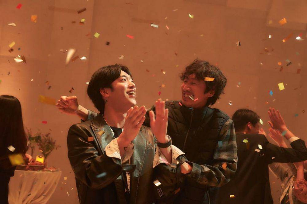 Seo Kang Joon dan Lee Kwang Soo dalam film Korea A-Year End Medley (instagram.com/cjenmmovie)