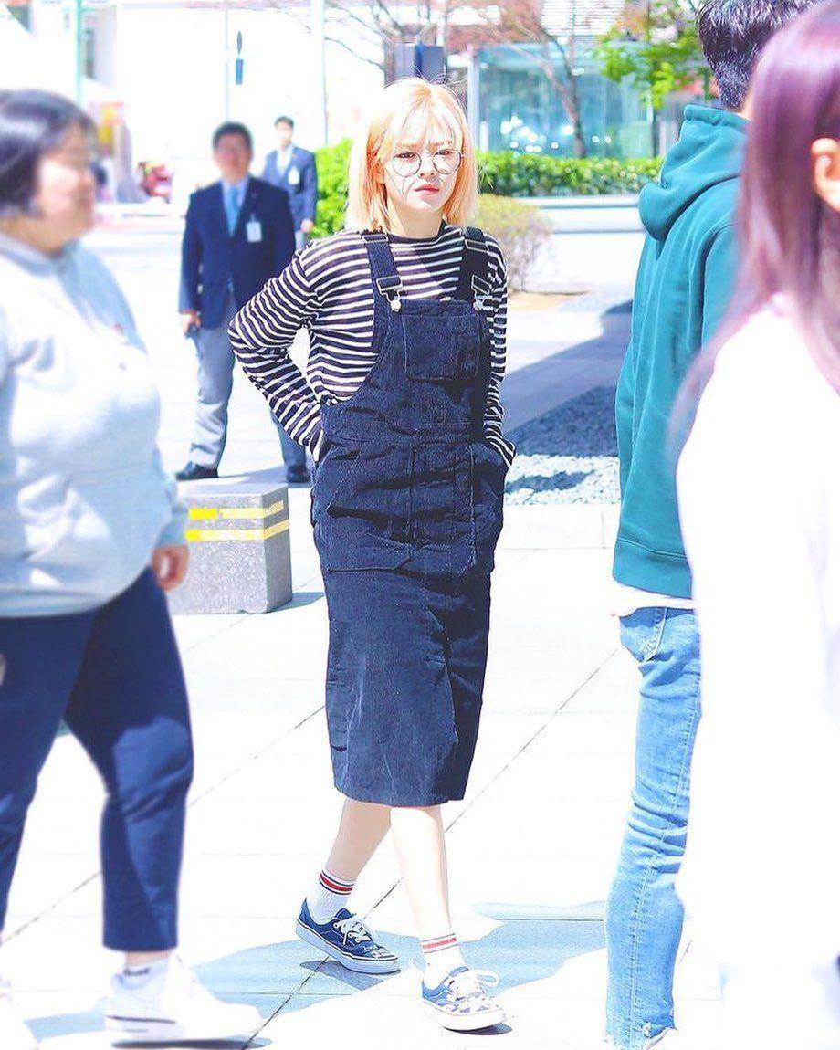 outfit jeans Jeongyeon Twice (instagram.com/twiceoutfitholic)