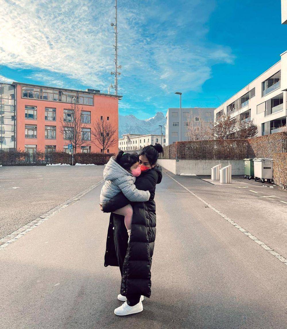 Potret liburan keluarga Tarra Budiman di Swiss. (instagram.com/gyaps)