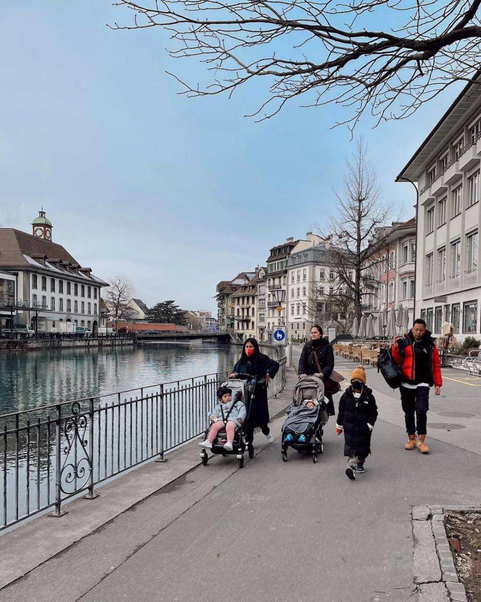 Potret liburan keluarga Tarra Budiman di Swiss. (instagram.com/gyaps)