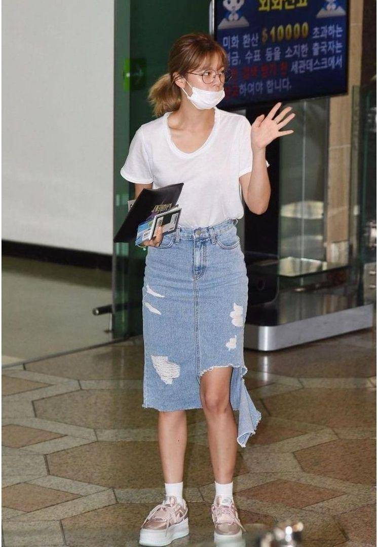 outfit jeans Jeongyeon Twice (instagram.com/twiceoutfitholic)