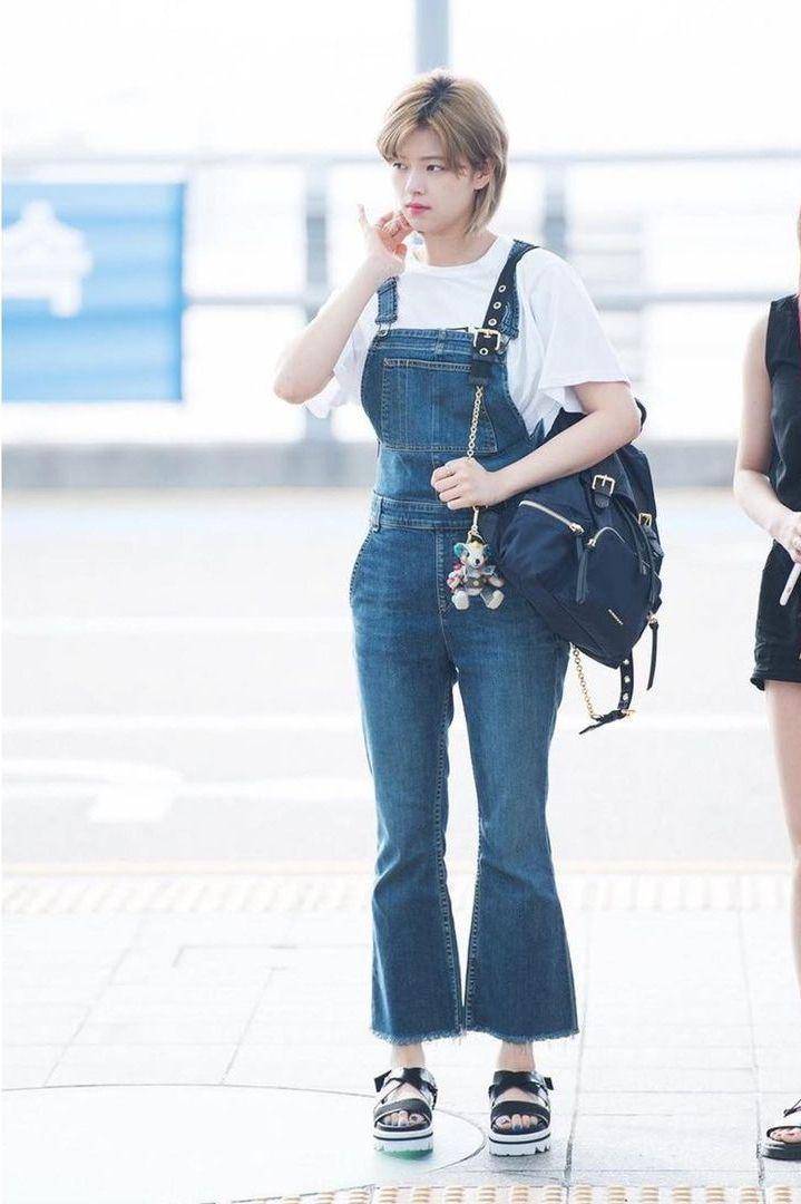 outfit jeans Jeongyeon Twice (instagram.com/twiceoutfitholic)