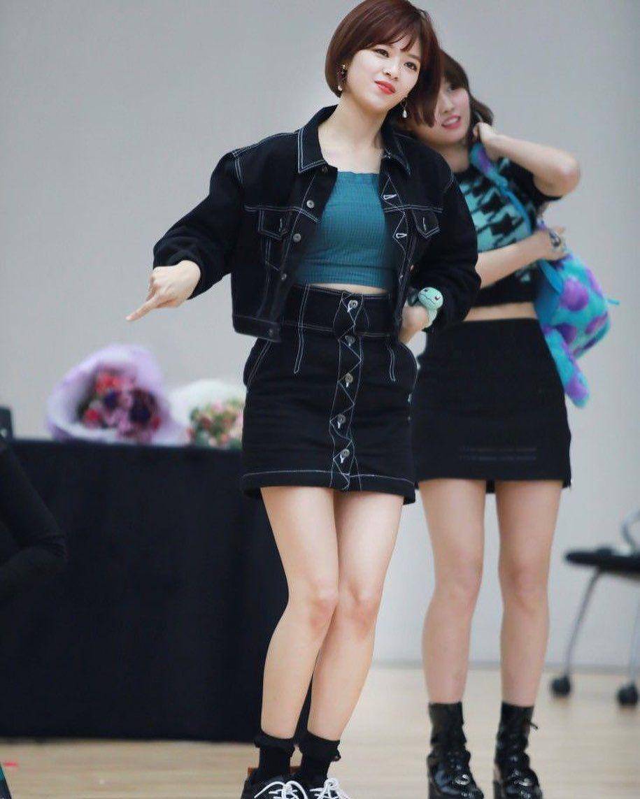 outfit jeans Jeongyeon Twice (instagram.com/twiceoutfitholic)