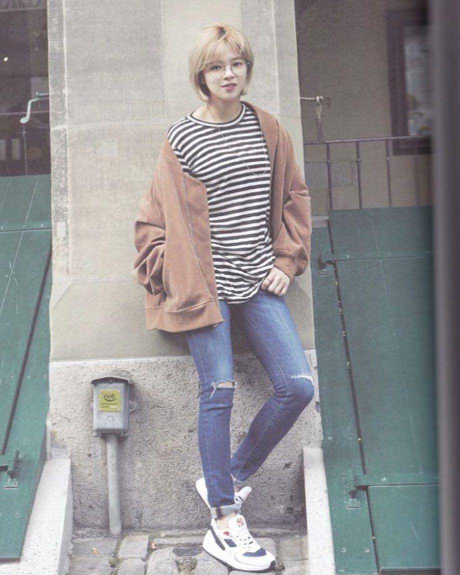 outfit jeans Jeongyeon Twice (instagram.com/twicestylechic)