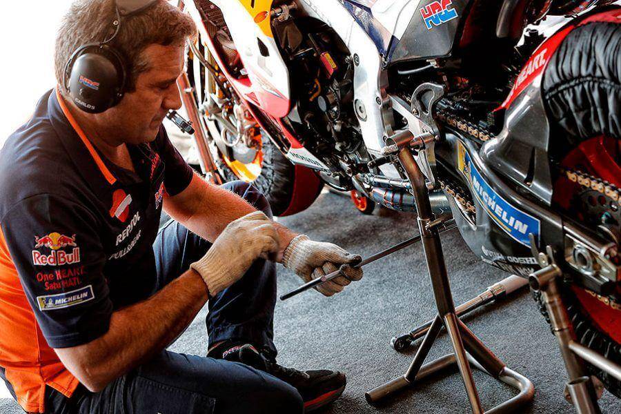 ilustrasi mekanik sedang merakit motor (boxrepsol.com)