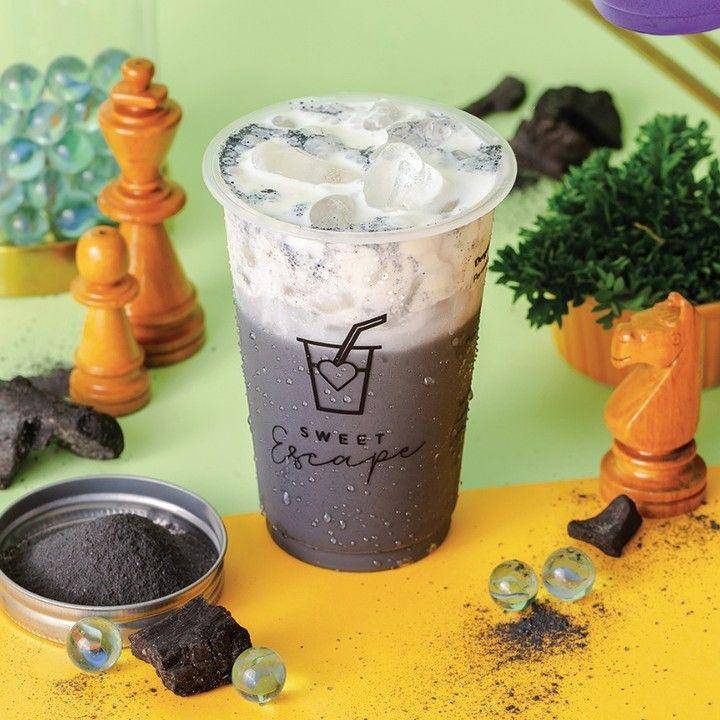 minuman charcoal (instagram.com/drinksweetescape)