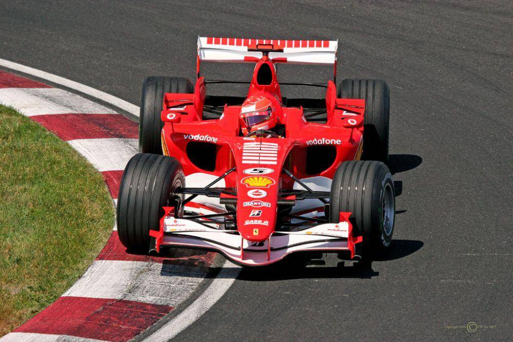 Michael Schumacher saat mengemudikan mobil Ferrari 248 F1 (en.wikipedia.org)