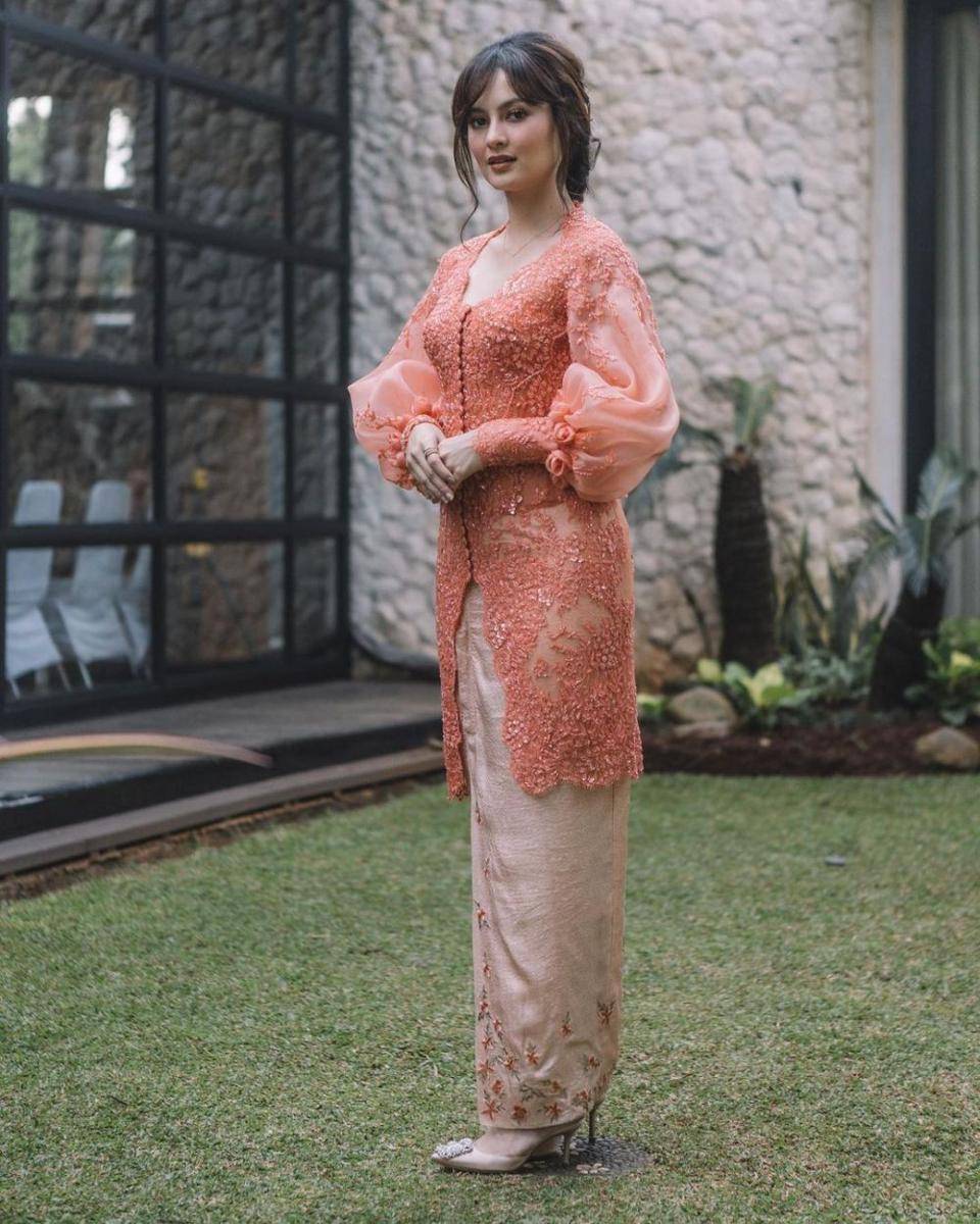 Kebaya Clara Bernadeth (instagram.com/clarabernadeth)