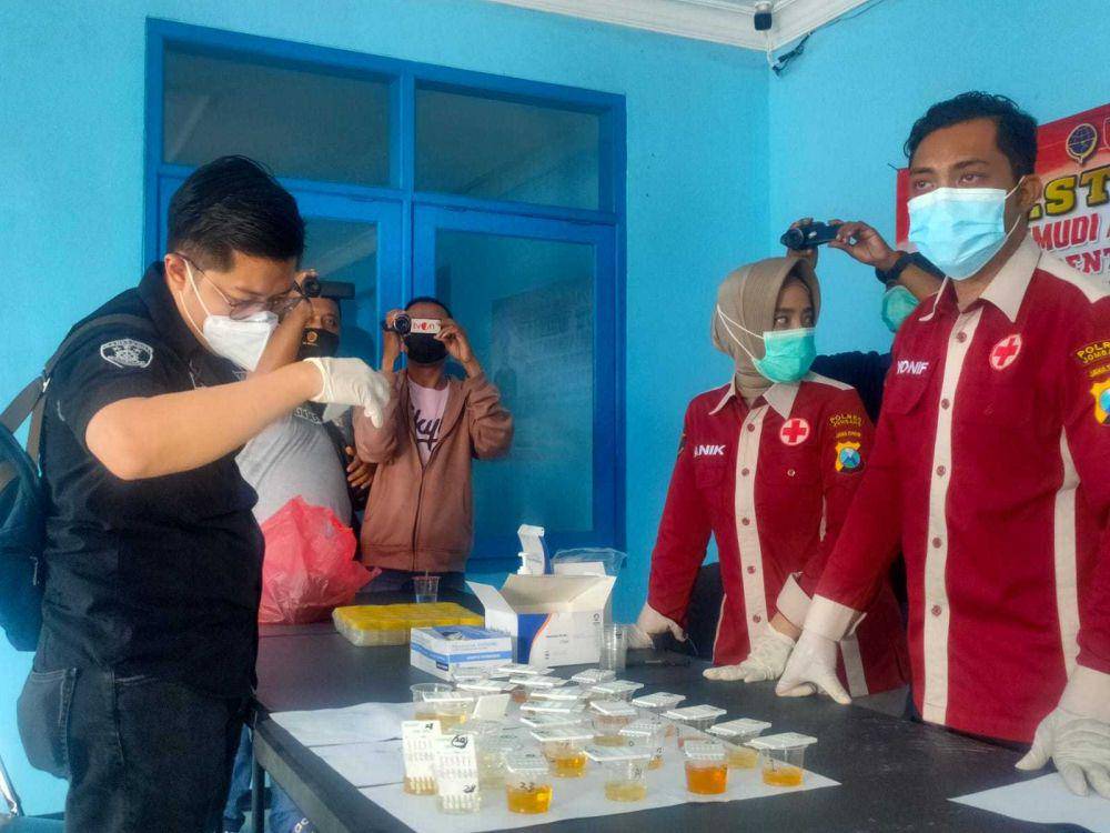 Tes urine sopir bus di Terminal Jombang. IDN Times/Zainul