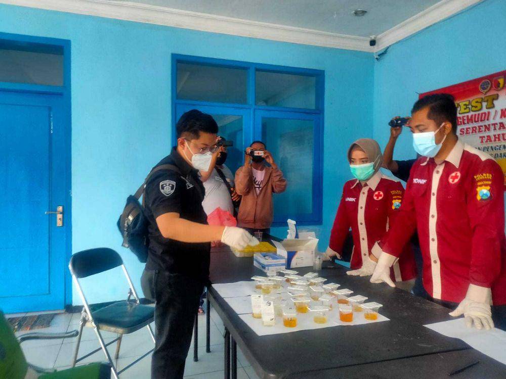 Tes urine sopir bus di terminal Jombang. IDN Times/Zainul A