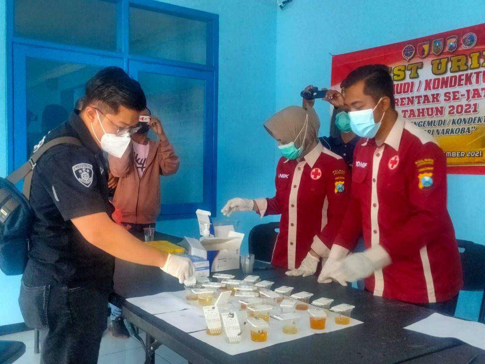 Tes urine sopir bus di terminal Jombang. IDN Times/Zainul A