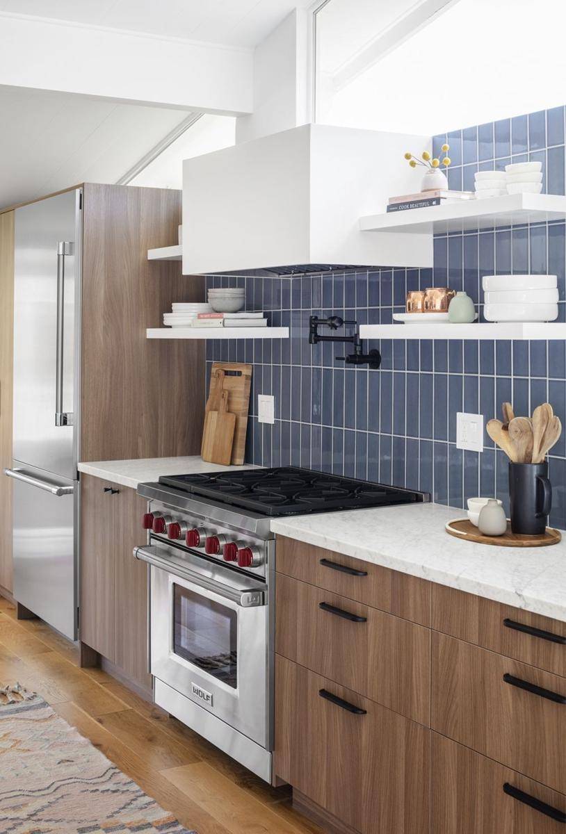 Desain Kitchen Set Bergaya Rustic (bhg.com)