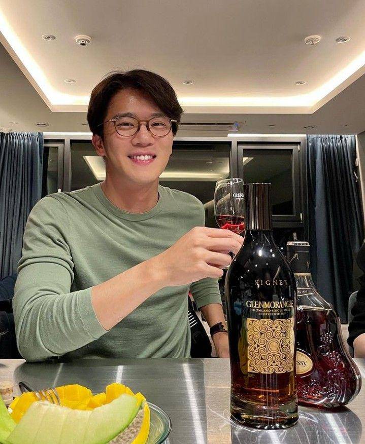 Ha Seok Jin (instagram.com/haseokjin)