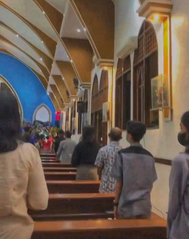 Melihat Perayaan Misa dan Natal di Pulau Seribu Masjid