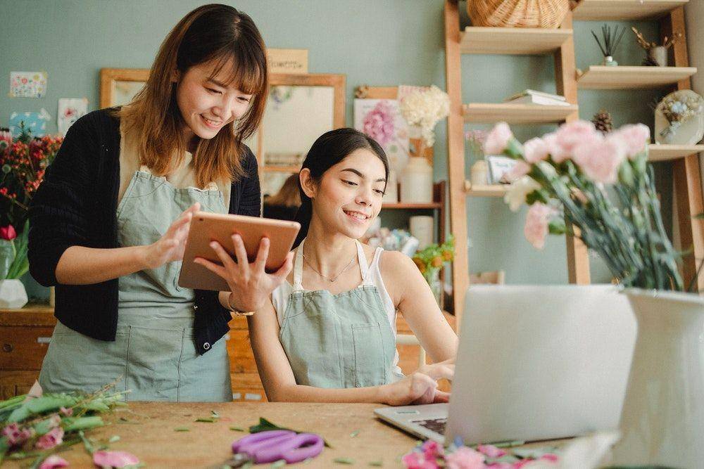 ilustrasi bekerja bersama (pexels.com/amina filkins)
