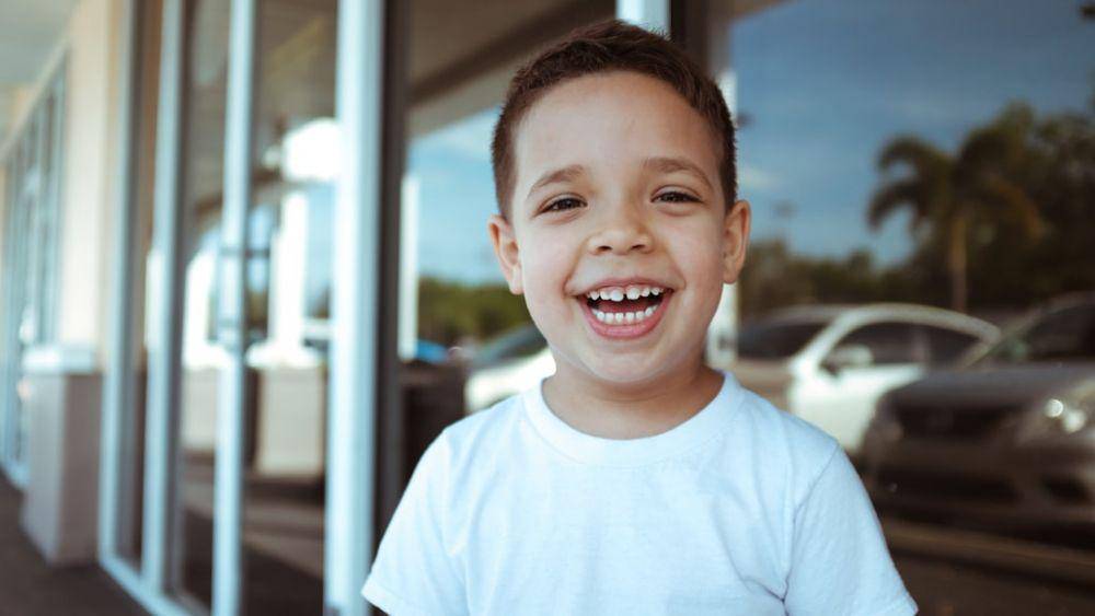 Ilustrasi anak kecil tersenyum (Unsplash/Moses Vega)