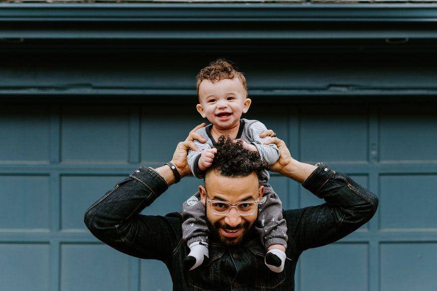 Ilustrasi anak bungsu dengan sang ayah (Unsplash/Kelly Sikkema)