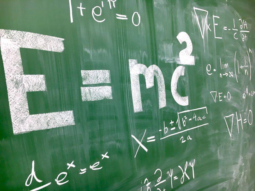 ilustrasi rumus ekuivalensi massa-energi Einstein dan rumus matematis yang mengubah dunia (unsplash.com/Artturi Jalli)