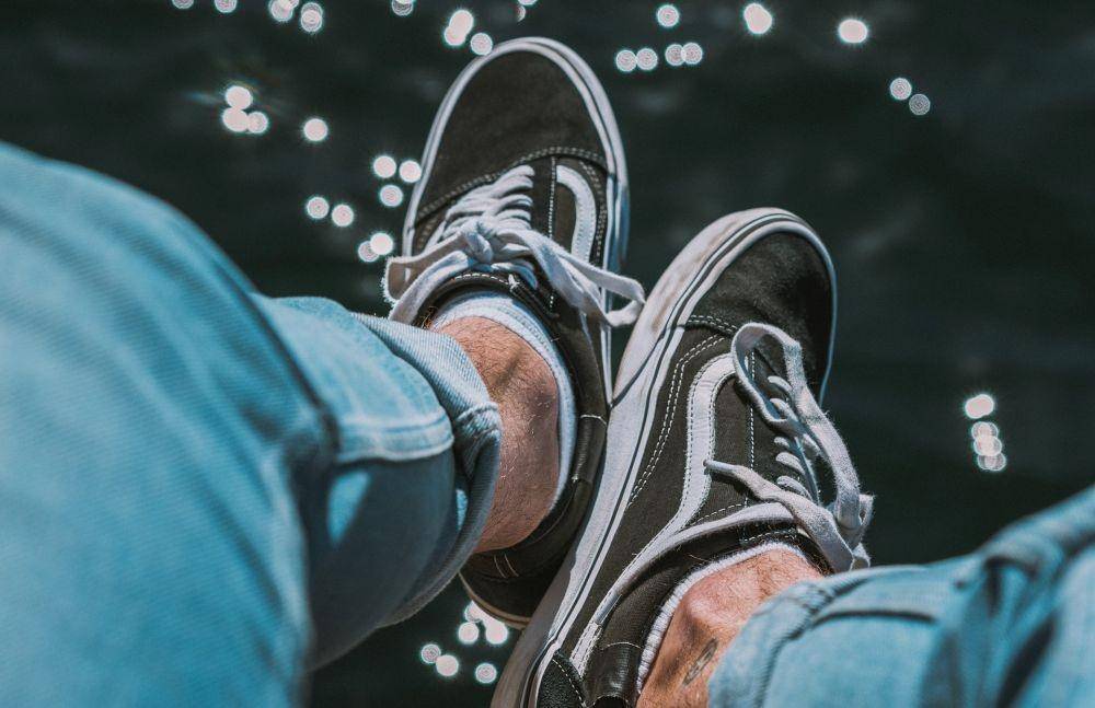 Ilustrasi tali sepatu yang rusak dan kusam (unsplash.com/Eirik Skarstein)